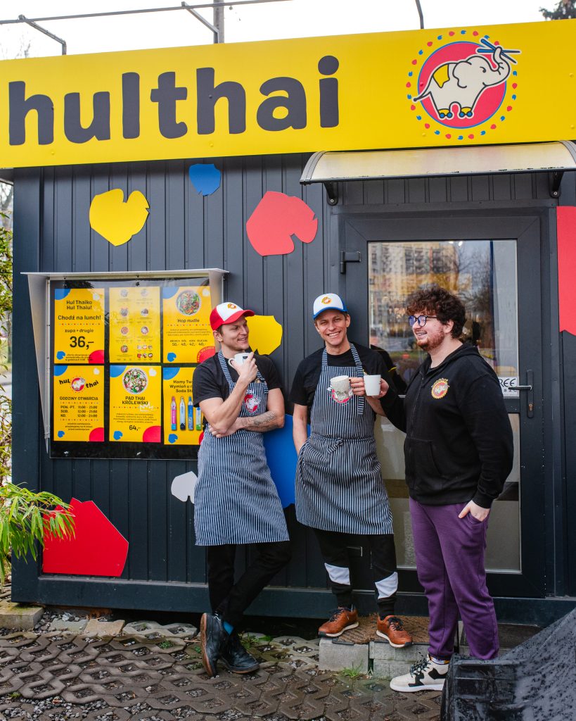 Hulthaiska ekipa przed lokalem.
